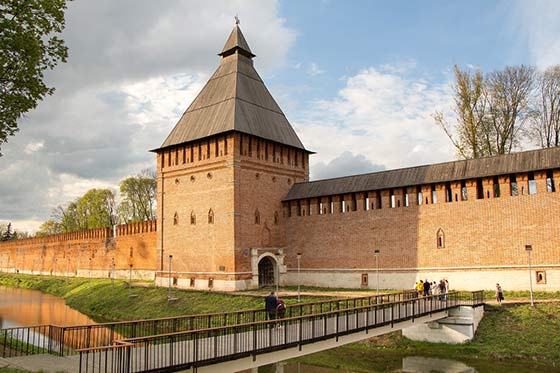 Выставка, посвященная 425-летию начала строительства Смоленской крепостной стены